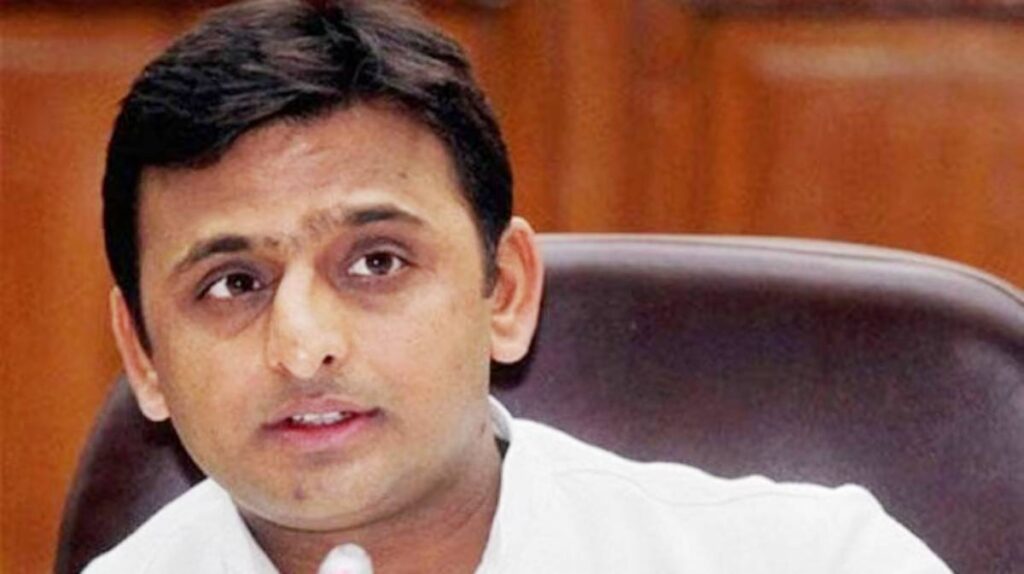 अखिलेश यादव की नाक टेढ़ी