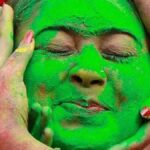Holi Skin Care 2026: केमिकल वाले रंगों से बर्बाद हो सकता है चेहरा और बाल, बचने के लिए अपनाएं ये 5 मिनट वाला नुस्खा Holi Skin Care 2026