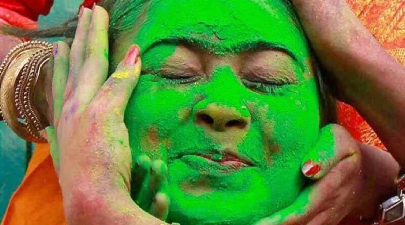 Holi Skin Care 2026: केमिकल वाले रंगों से बर्बाद हो सकता है चेहरा और बाल, बचने के लिए अपनाएं ये 5 मिनट वाला नुस्खा Holi Skin Care 2026