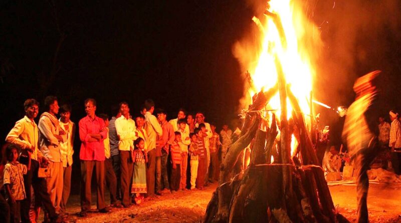 होलिका दहन क्यों किया जाता है? रंगों के त्योहार से पहले मनाए जाने वाले इस उत्सव का रहस्य जानें Holika Dahan 2026