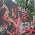 दिल्ली की सड़क से लखनऊ के पोस्टरों तक सियासत: घायल छात्रों के बीच डिंपल यादव, क्या अखिलेश ने चल दिया 2027 का मास्टरस्ट्रोक