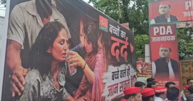 दिल्ली की सड़क से लखनऊ के पोस्टरों तक सियासत: घायल छात्रों के बीच डिंपल यादव, क्या अखिलेश ने चल दिया 2027 का मास्टरस्ट्रोक