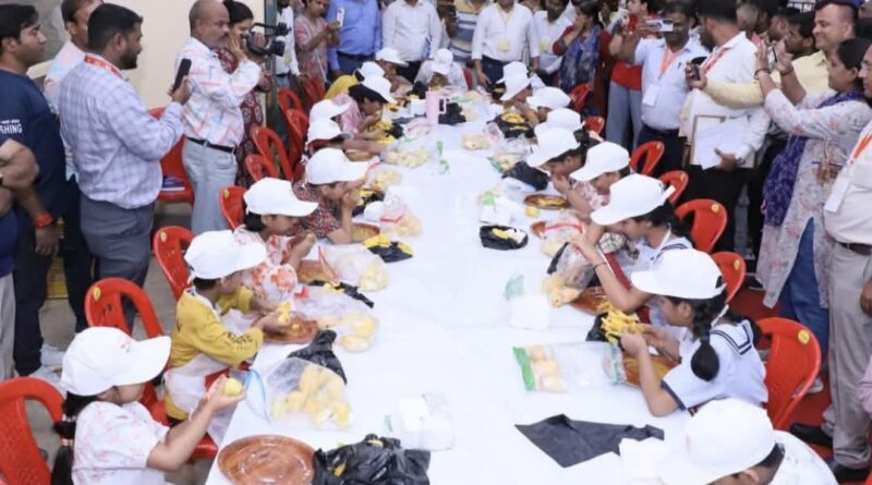 ज्यादा आम खाने वाला को किया जाता है पुरस्कृत, जानिए यूपी में कैसे मनाया जा रहा है आम महोत्सव 