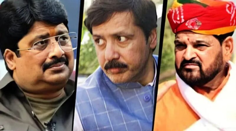 यूपी 2027 का सियासी चक्रव्यूह: बृजभूषण से लेकर राजा भैया तक, ये 5 बाहुबली चेहरे क्यों तय करेंगे सत्ता की राह बृजभूषण से लेकर राजा भैया तक