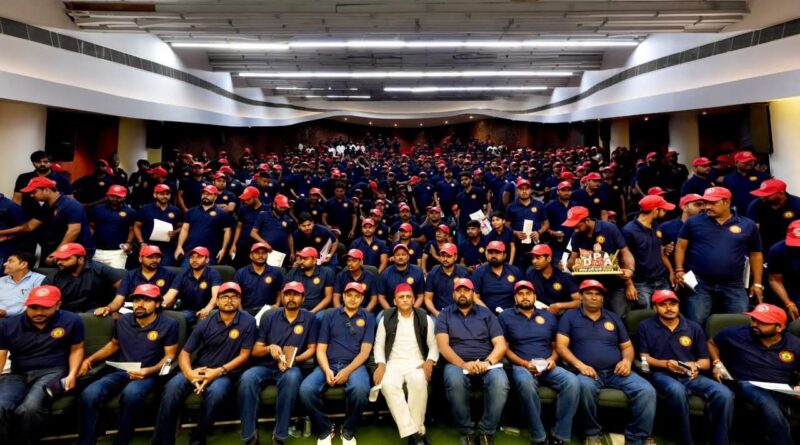 ‘Blue Army’ with Red Cap: विधानसभा चुनाव से पहले अखिलेश यादव का बड़ा दांव, क्या है सियासी मायने ‘Blue Army’ with Red Cap